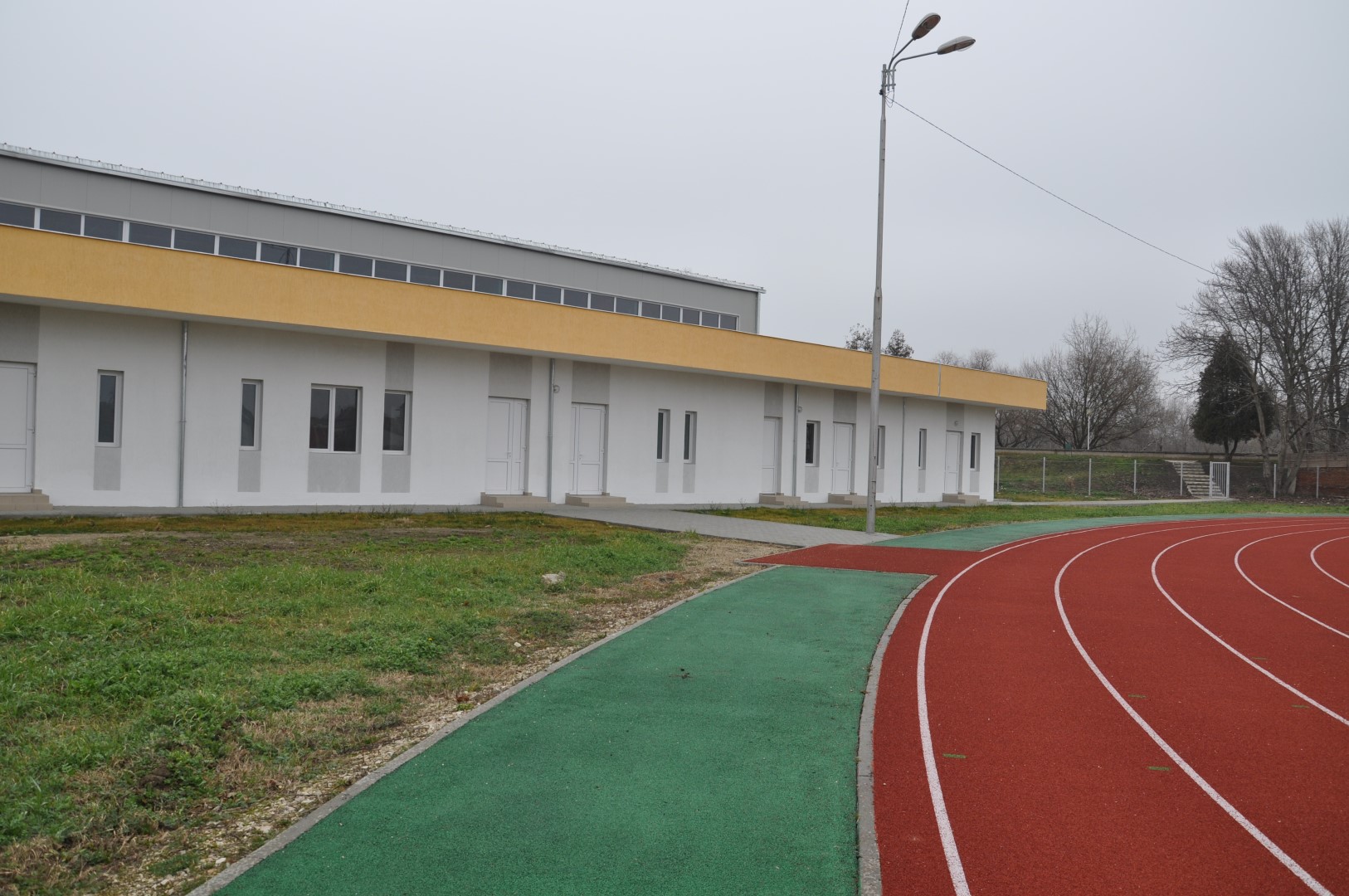 O sala de gimnastica dotata cu echipamente de nivel olimpic a fost inaugurata in Arad. FOTO - Imaginea 2