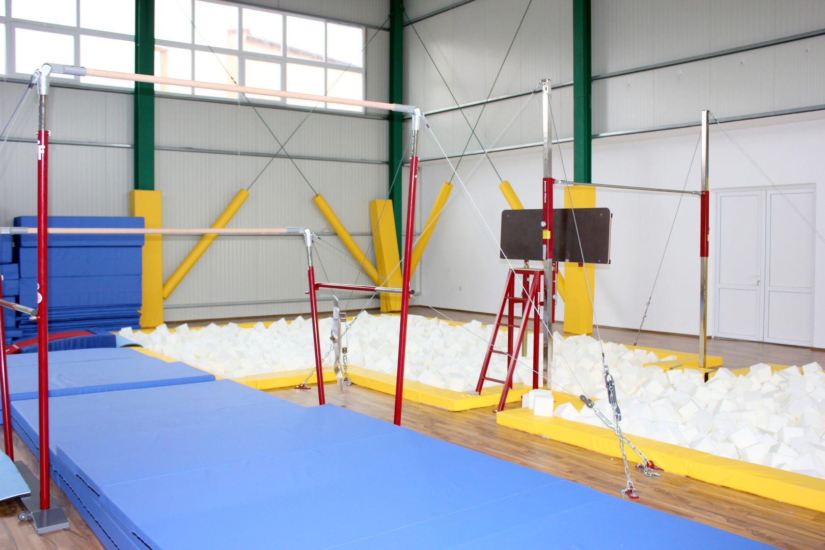 O sala de gimnastica dotata cu echipamente de nivel olimpic a fost inaugurata in Arad. FOTO - Imaginea 4
