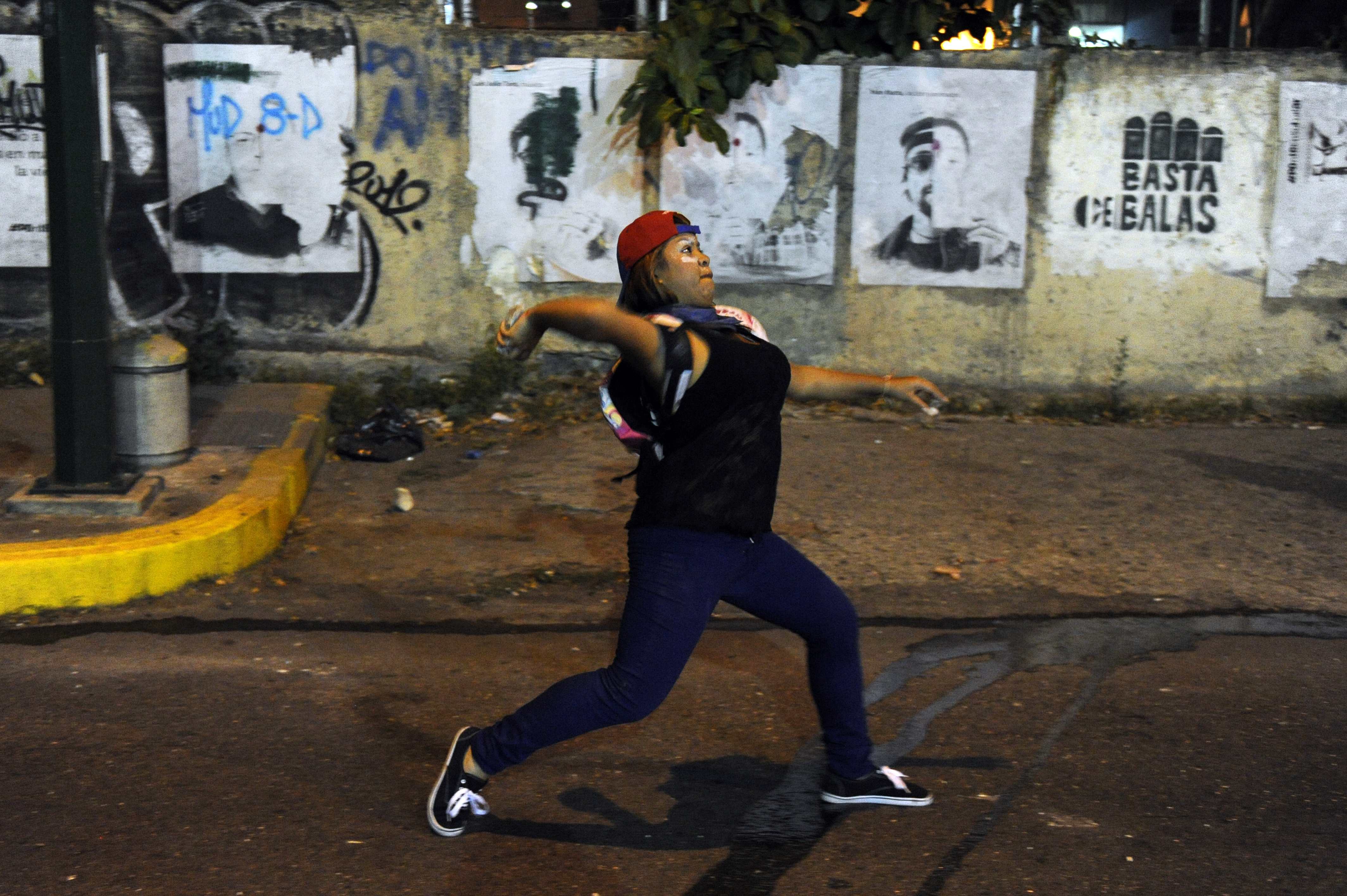 Venezuela, sub presiunea strazii. Studentii protesteaza, de doua saptamani, impotriva presedintelui Maduro - Imaginea 1
