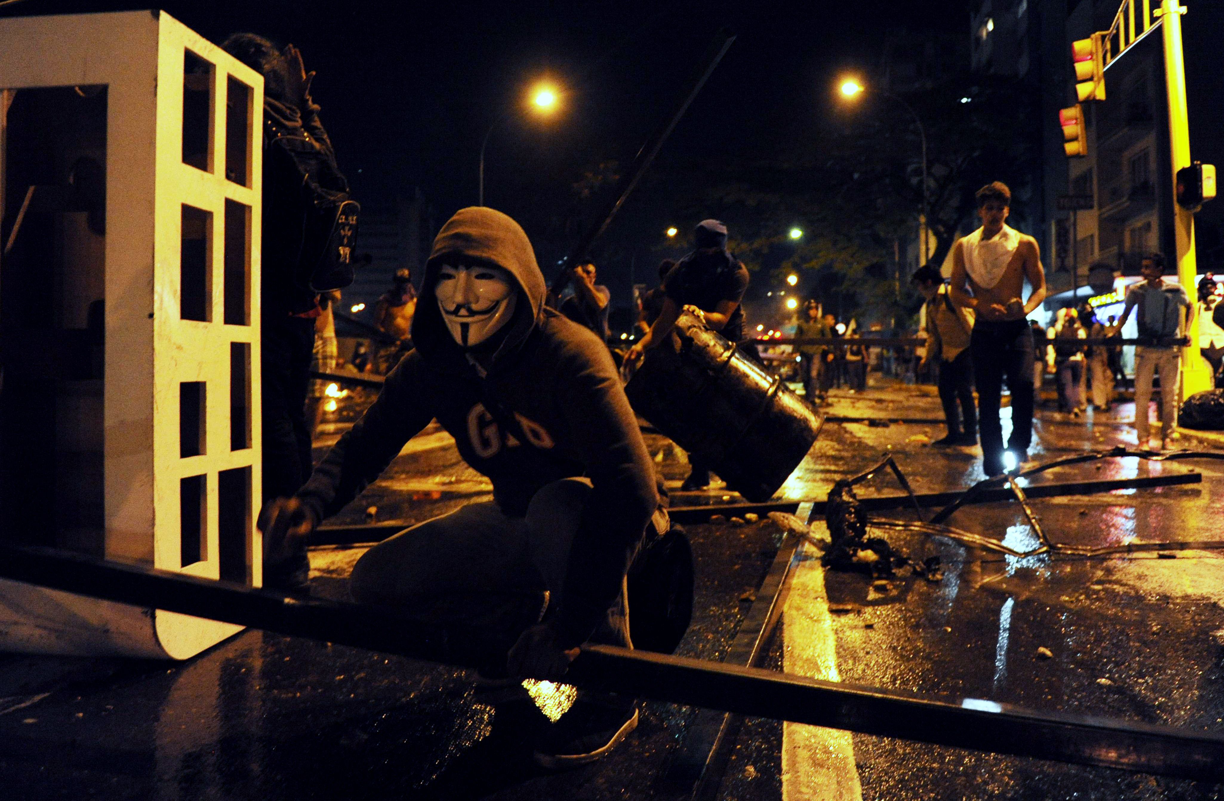 Venezuela, sub presiunea strazii. Studentii protesteaza, de doua saptamani, impotriva presedintelui Maduro - Imaginea 2