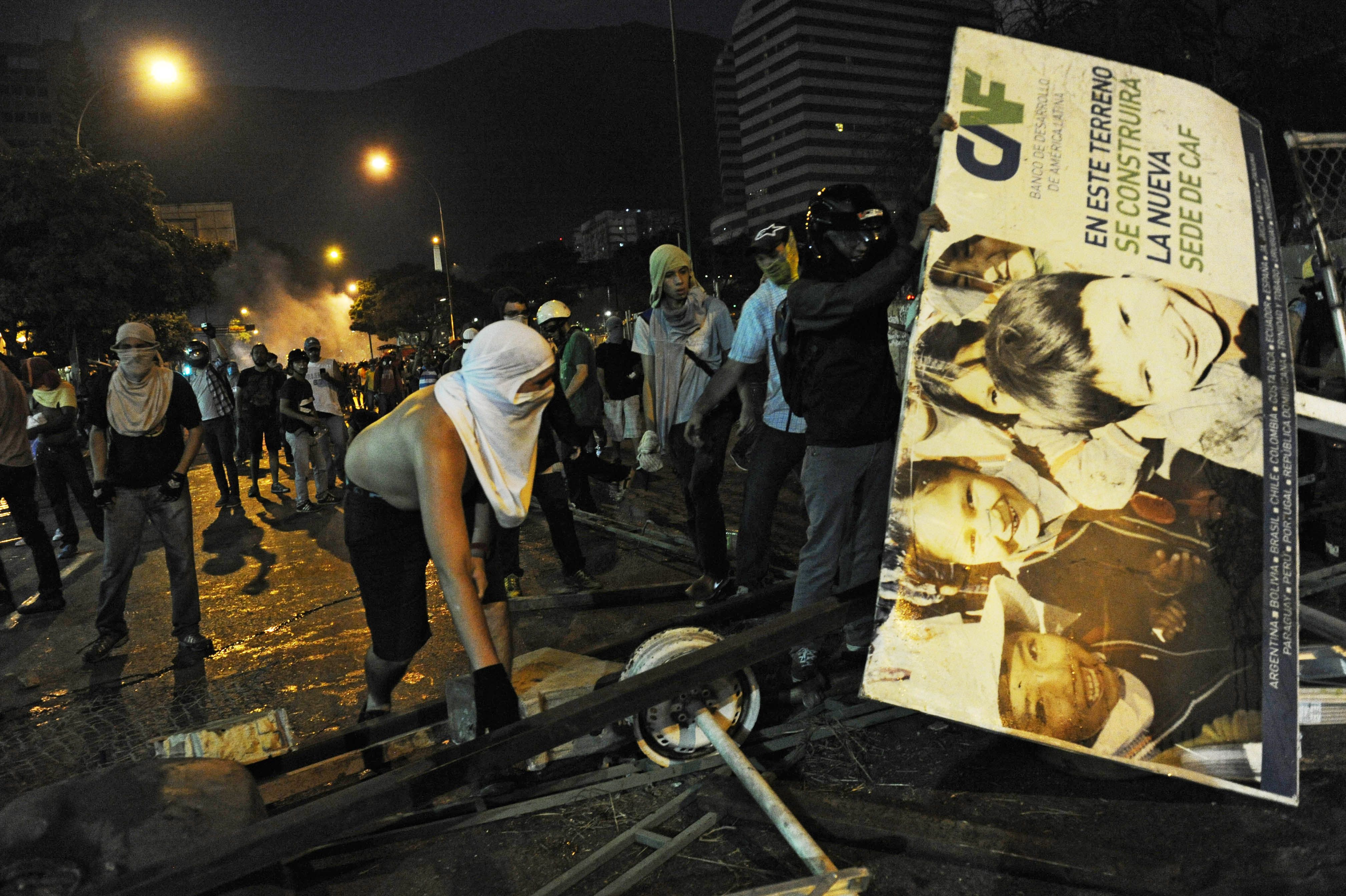 Venezuela, sub presiunea strazii. Studentii protesteaza, de doua saptamani, impotriva presedintelui Maduro - Imaginea 5