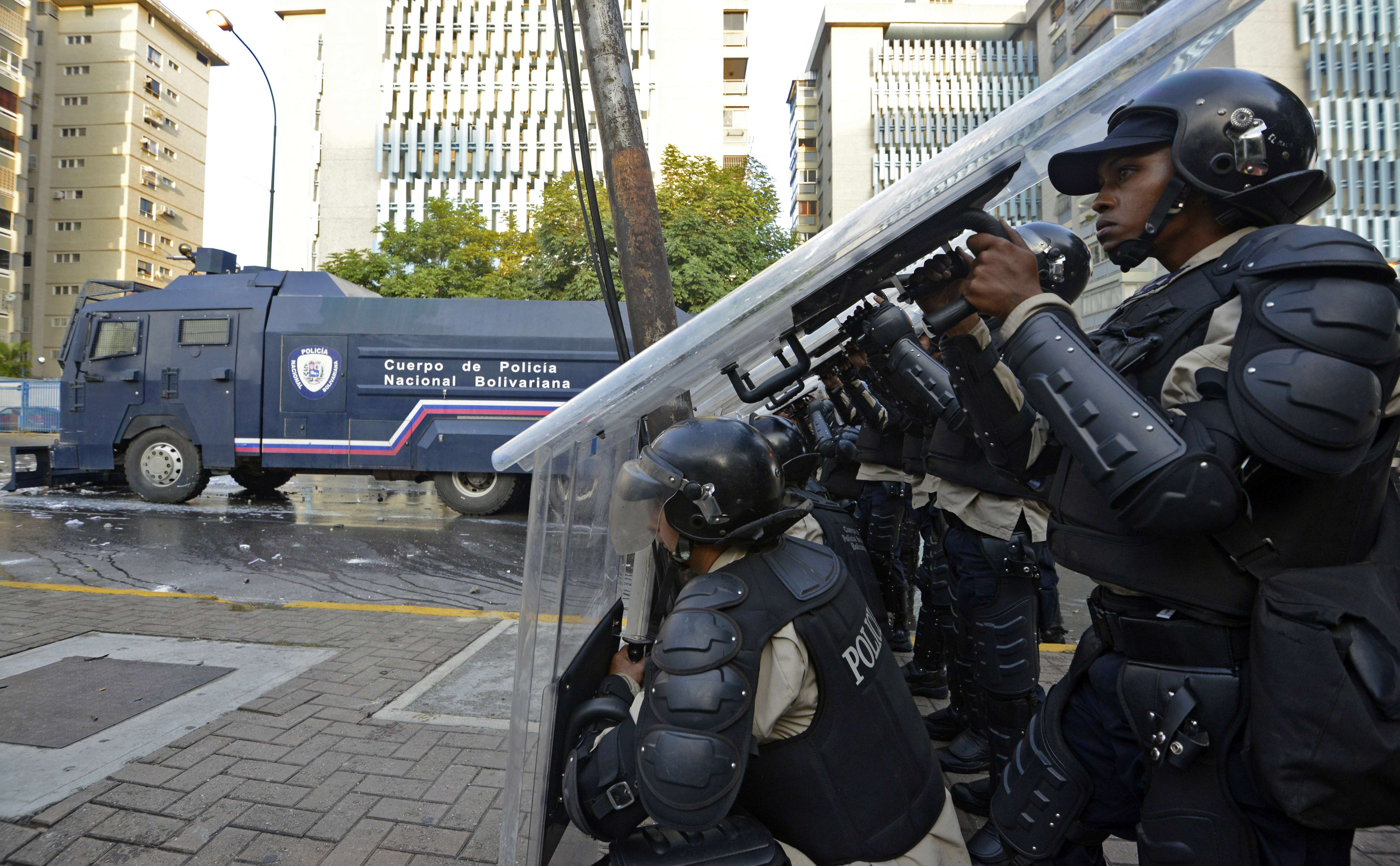 Venezuela, sub presiunea strazii. Studentii protesteaza, de doua saptamani, impotriva presedintelui Maduro - Imaginea 6