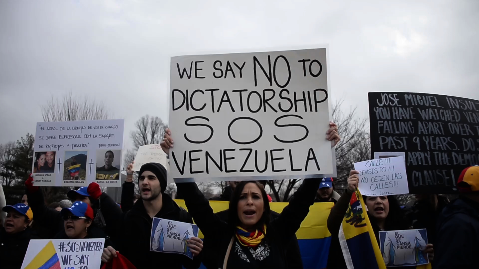 Venezuela, sub presiunea strazii. Studentii protesteaza, de doua saptamani, impotriva presedintelui Maduro - Imaginea 7