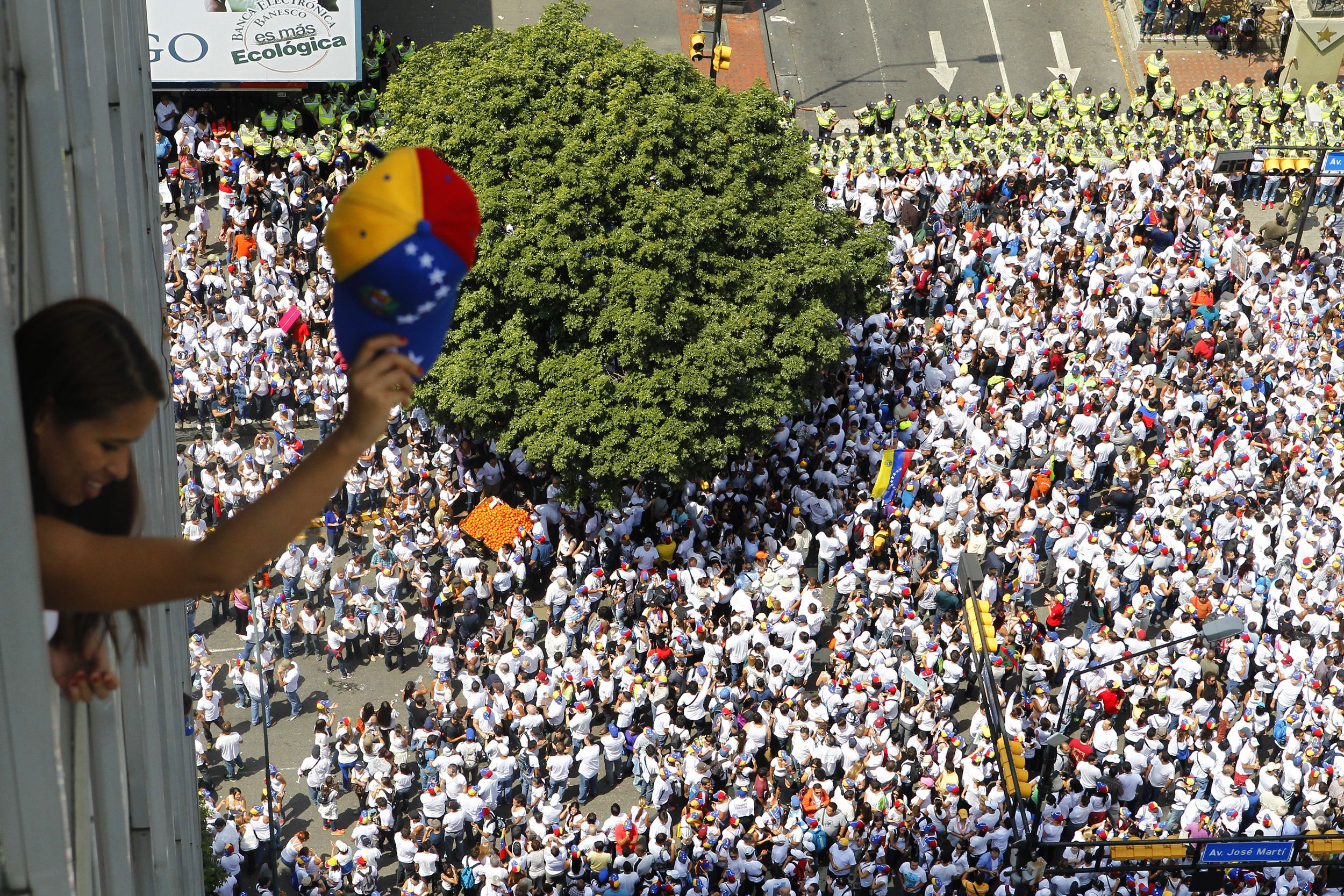 Venezuela, sub presiunea strazii. Studentii protesteaza, de doua saptamani, impotriva presedintelui Maduro - Imaginea 9