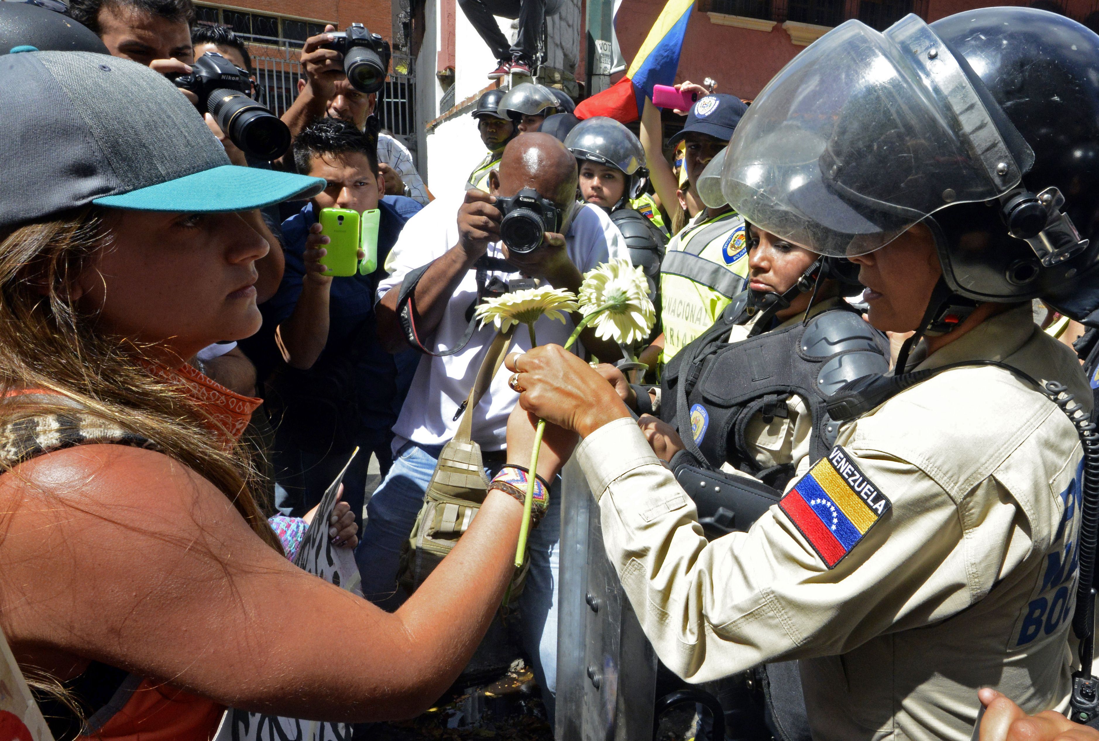 Venezuela, sub presiunea strazii. Studentii protesteaza, de doua saptamani, impotriva presedintelui Maduro - Imaginea 10