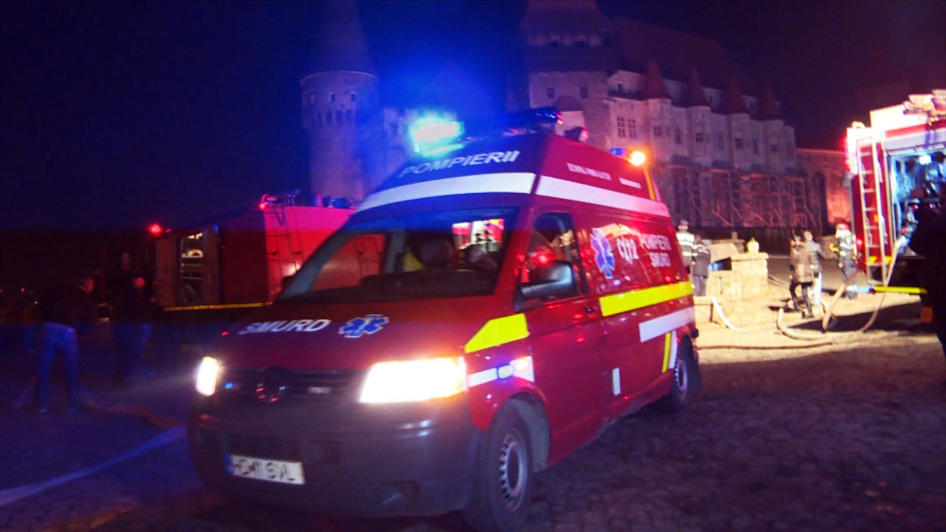 Incendiu la Castelul Corvinilor. Din fericire, a fost vorba doar despre un exercitiu al pompierilor din Hunedoara. FOTO - Imaginea 4