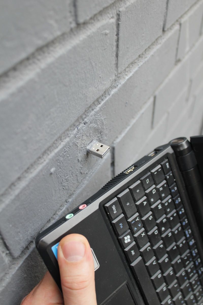 Un artist german a instalat stick-uri USB ascunse in peretii cladirilor din intreaga lume. Unul exista si in Romania