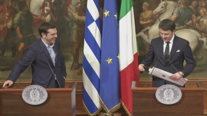 Alexis Tsipras a primit in dar o cravata de la premierul italian, Matteo Renzi. De ce a refuzat insa sa o poarte