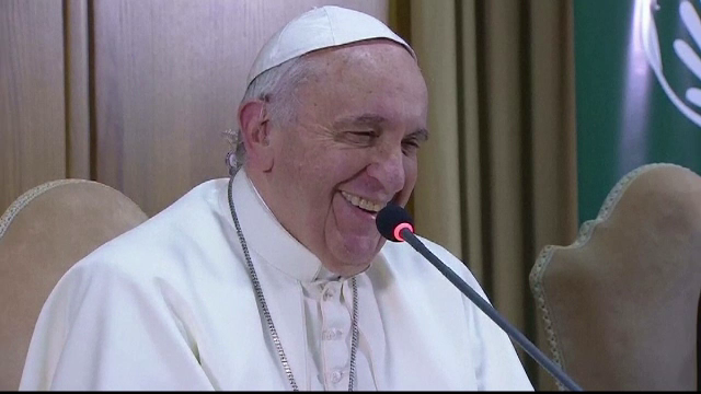 Papa Francisc uimeste din nou. A luat pranzul cu 10 homosexuali, transsexuali si bolnavi de HIV, la o inchisoare din Napoli