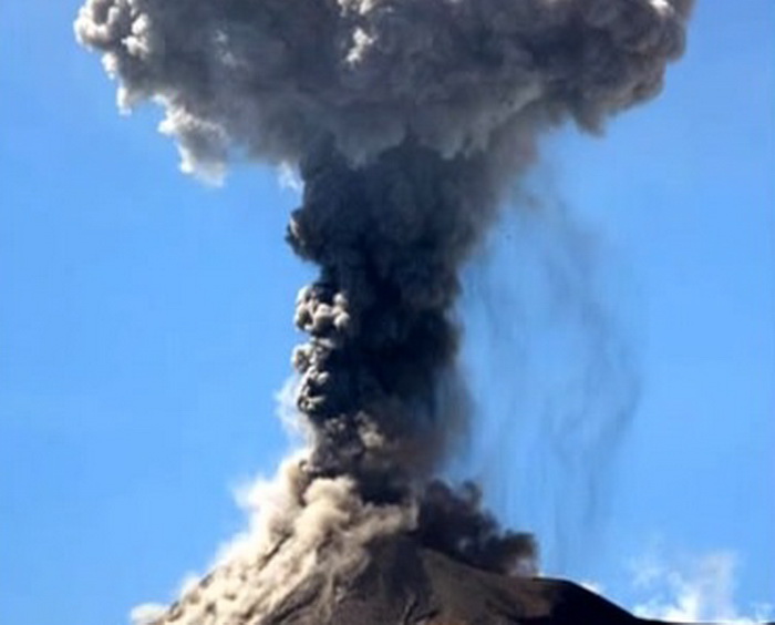 Aer contaminat in Guatemala, dupa eruptia vulcanului Fuego. Aeroportul din capitala a fost inchis. VIDEO