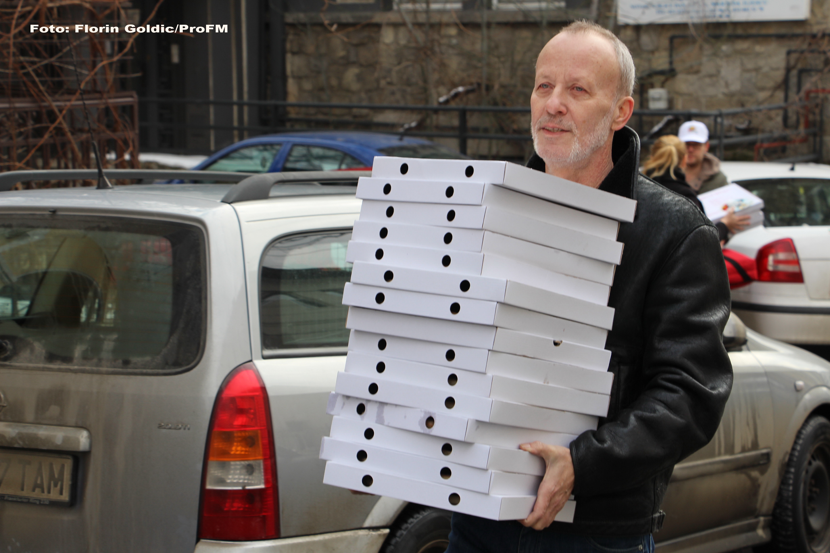 Moment inedit cu Andrei Gheorghe: în 2015, jurnalistul le-a adus pizza procurorilor DNA - Imaginea 1