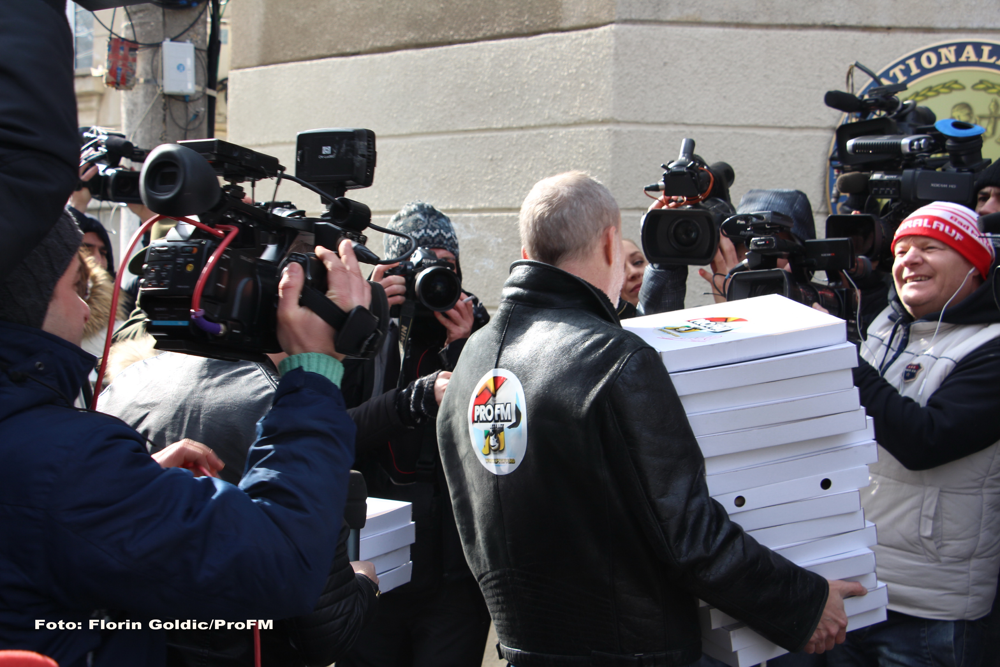 Moment inedit cu Andrei Gheorghe: în 2015, jurnalistul le-a adus pizza procurorilor DNA - Imaginea 3