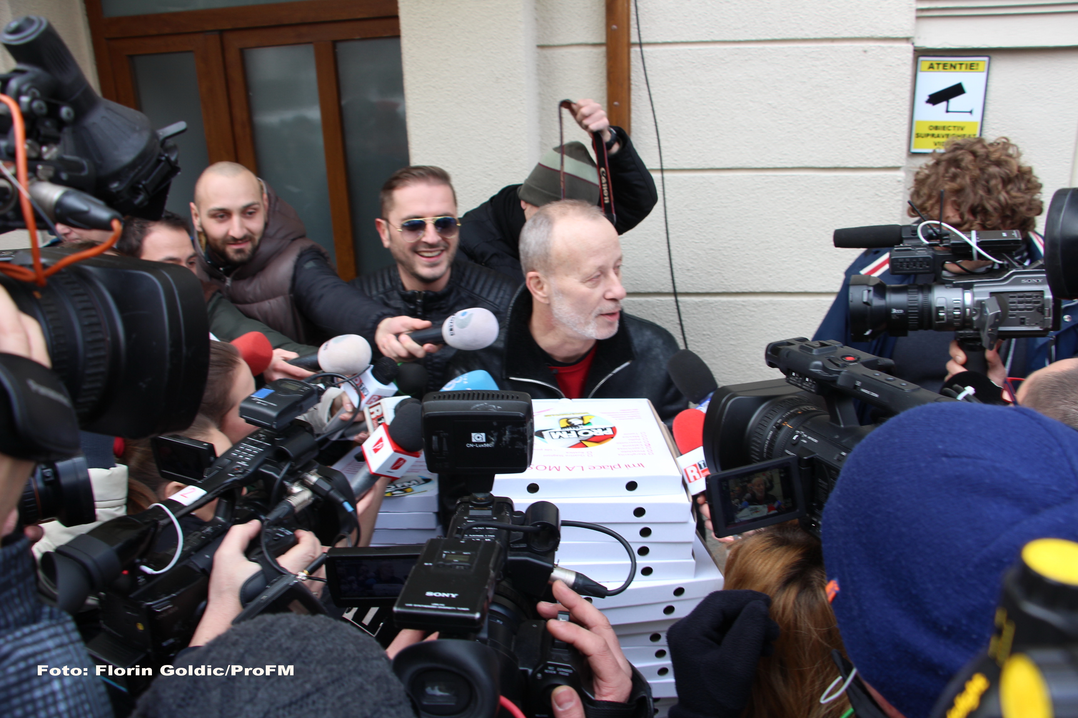 Moment inedit cu Andrei Gheorghe: în 2015, jurnalistul le-a adus pizza procurorilor DNA - Imaginea 6