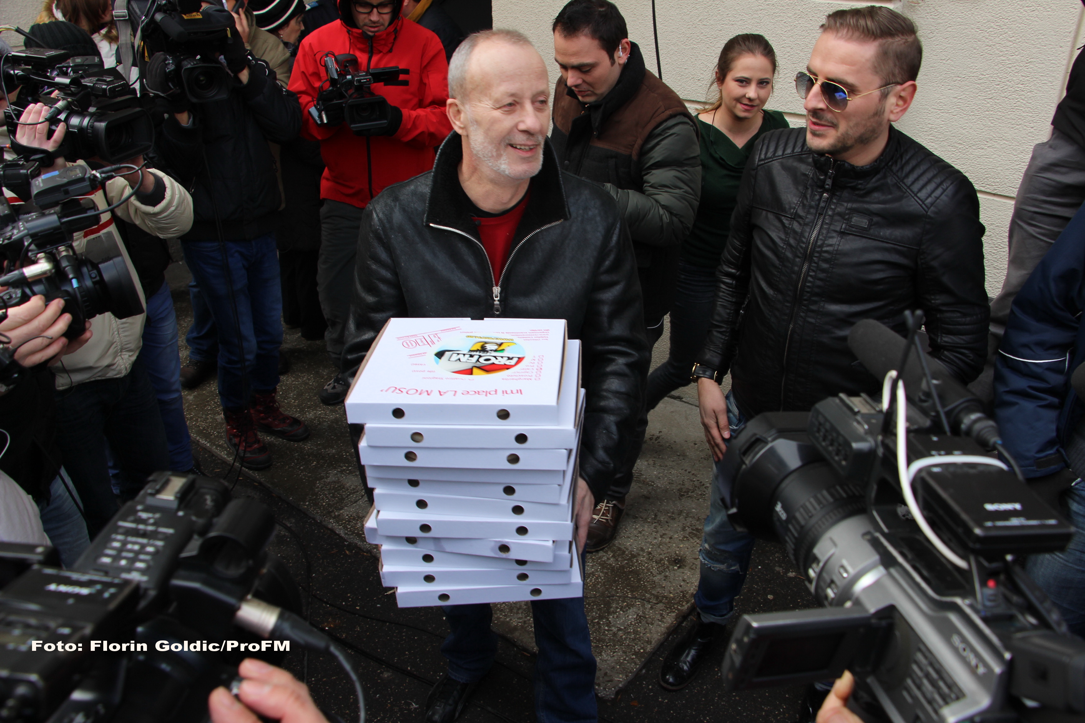 Moment inedit cu Andrei Gheorghe: în 2015, jurnalistul le-a adus pizza procurorilor DNA - Imaginea 7