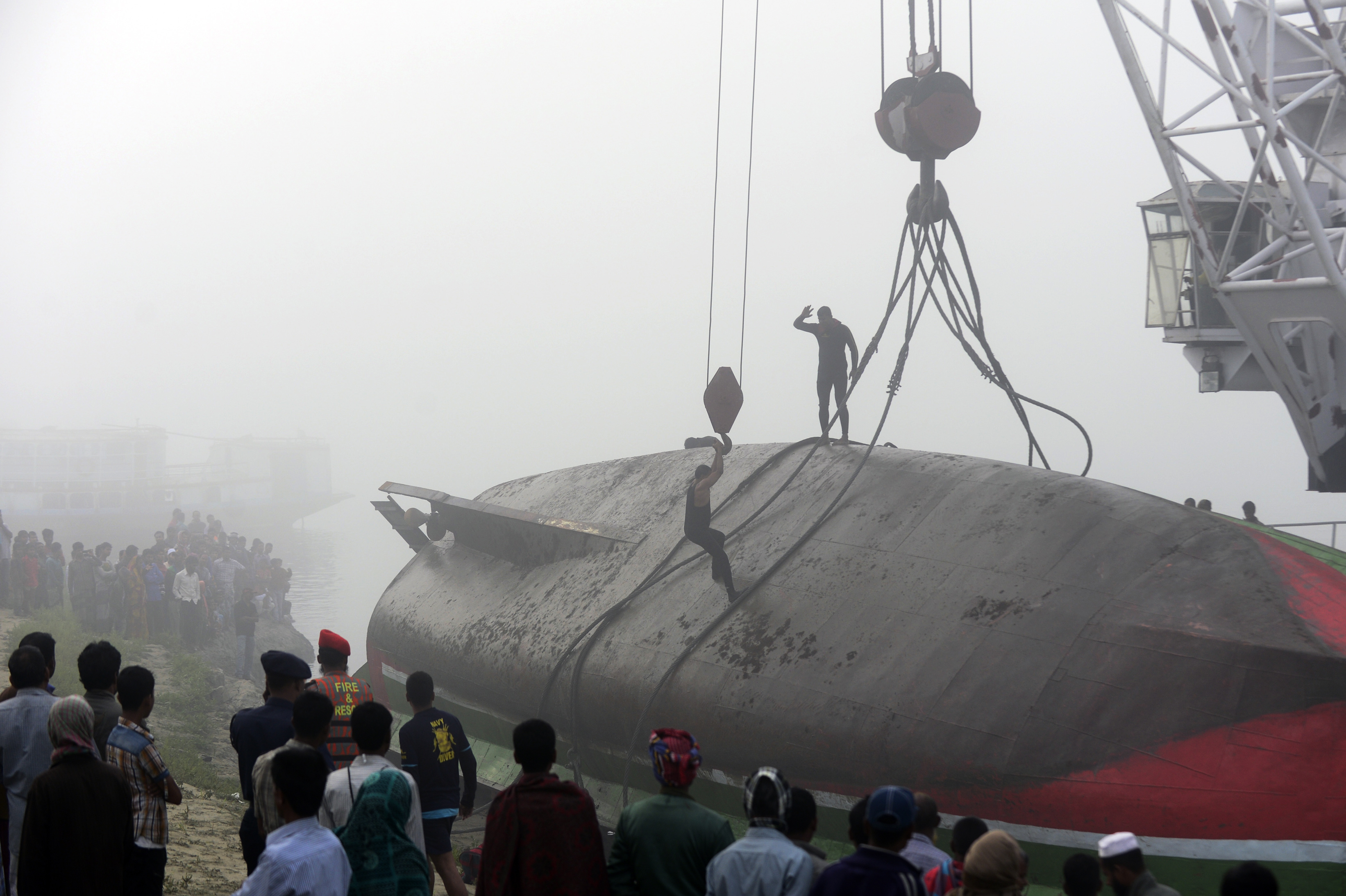 Un feribot plin cu pasageri s-a scufundat in Bangladesh, dupa ce a fost lovit de o nava cargo. Sunt cel putin 70 de morti