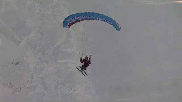 Spectacol pe partiile de la Sinaia. Iubitorii de sporturi extreme si-au aratat maiestria pe schiuri si la zborul cu parapanta