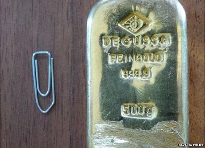 O adolescenta de 16 ani a gasit un lingou de aur pe fundul unui lac din Germania. Politia a decis ca poate sa-l pastreze