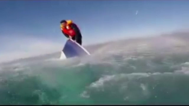 Momentul dramatic in care un migrant este scos din Marea Egee. Ce face barbatul in momentul in care ajunge la mal
