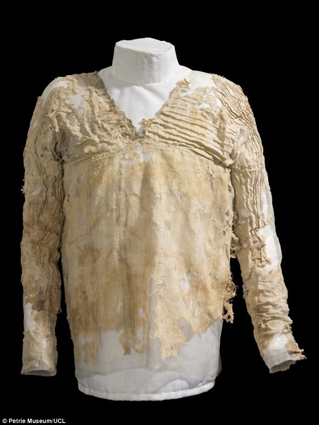 Cum arata cea mai veche rochie din lume: dateaza de 5000 de ani si a fost descoperita intr-un mormant din Egipt