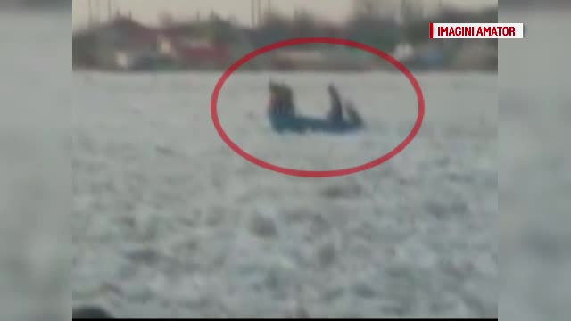 Situatie disperata pentru oamenii din Delta Dunarii. Trei barbati, filmati in timp ce incearca sa traverseze fluviul inghetat