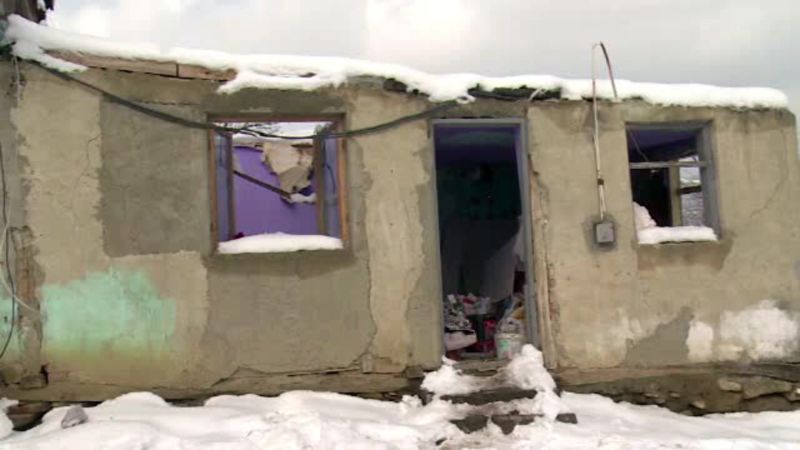O familie cu 4 copii din Dambovita s-a trezit fara casa in pragul iernii. Cum i-a mobilizat preotul din comuna pe sateni