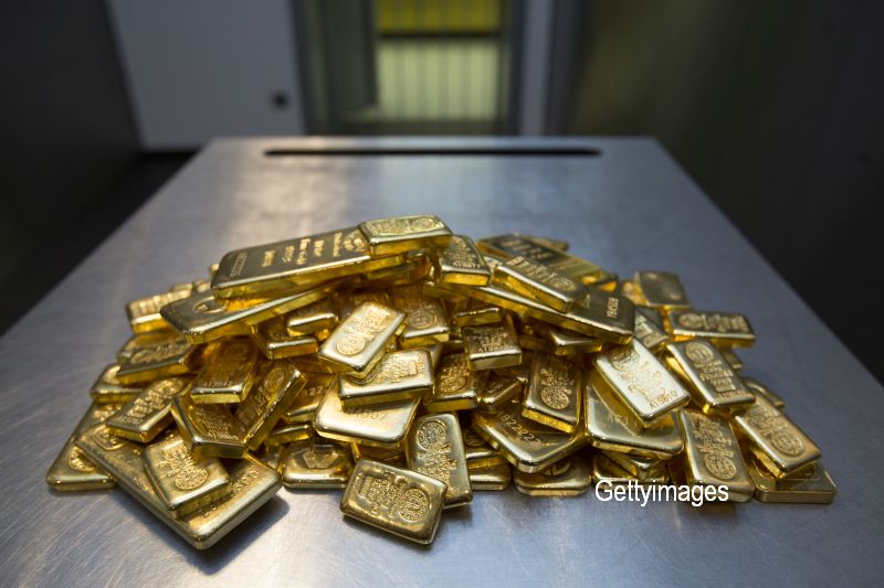 Un bărbat din Deva a dat 40.000 de lei pe un lingou din aur fals şi urma să mai cumpere unul