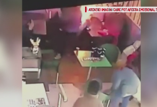 Scene dramatice intr-un fast-food din Buhusi. Momentul in care un barbat si-a incendiat sotia, in fata celor doi copii