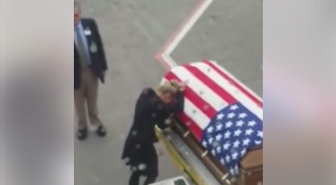 Momentul in care o femeie isi vede sotul, soldat american, mort in sicriu: 