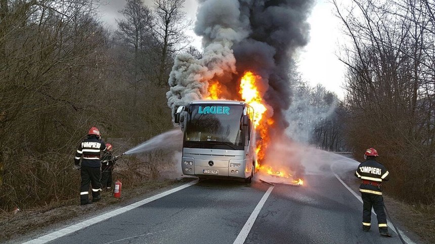 Un autocar a luat foc in timp ce facea naveta intre Resita si Caransebes. Oamenii au iesit din masina cand au simtit fumul