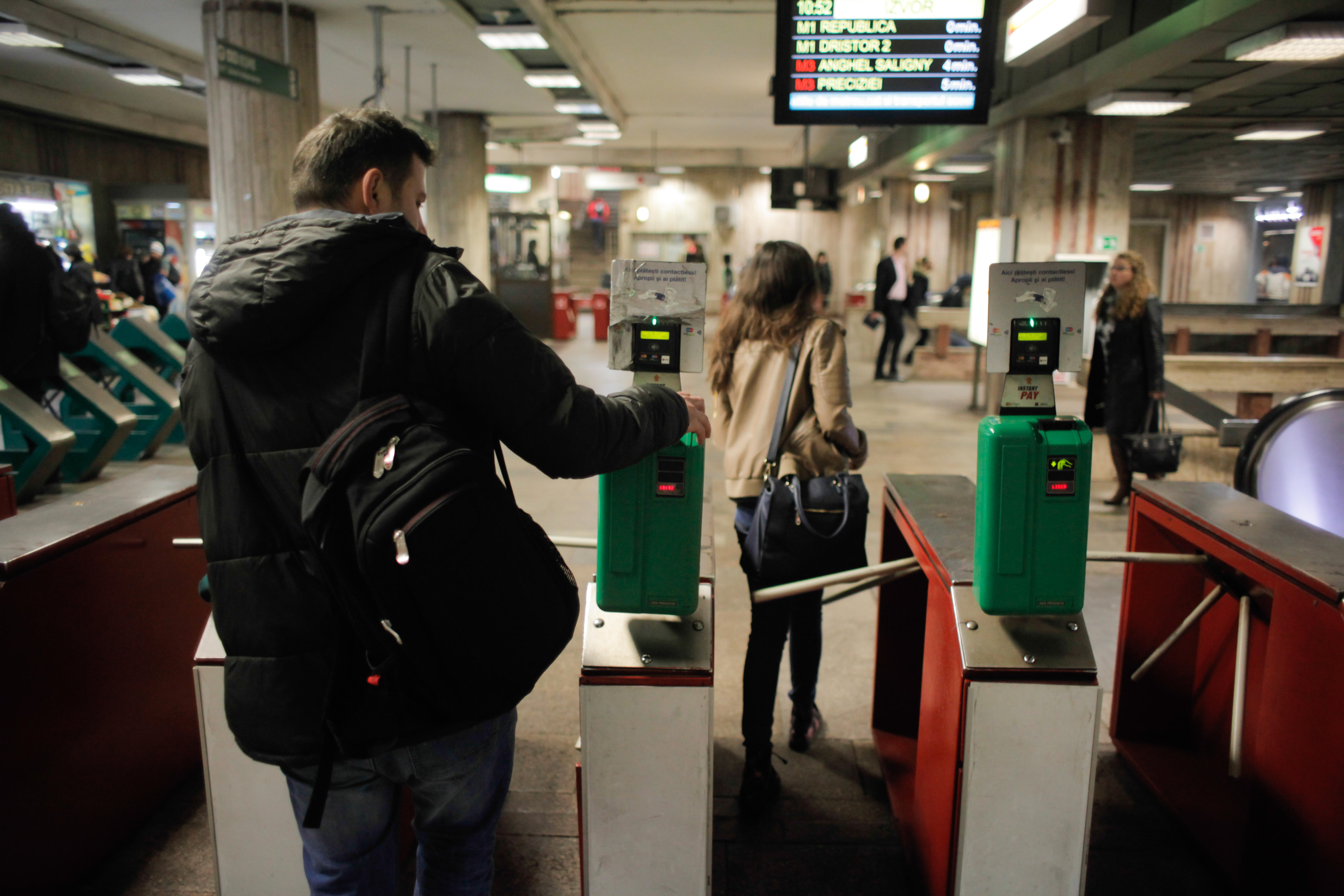 Circulatia la statia de metrou Berceni, reluata dupa mai bine de o ora. Alarma privind un colet suspect a fost falsa