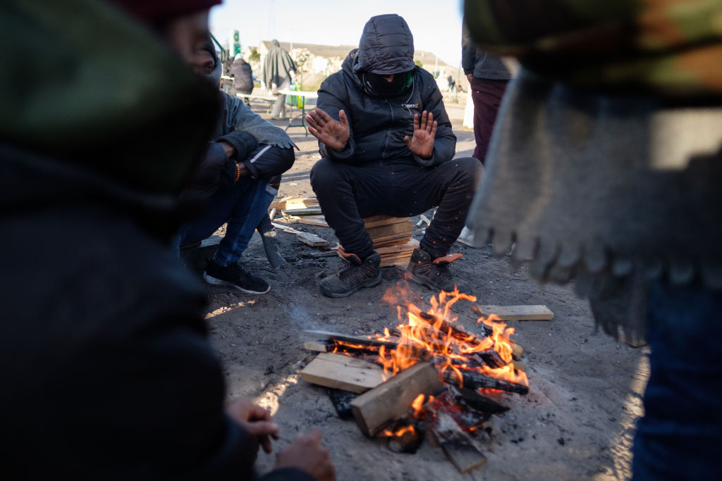Ciocniri violente între migranții din Calais. Cel puțin 18 persoane rănite, dintre care 5 grav