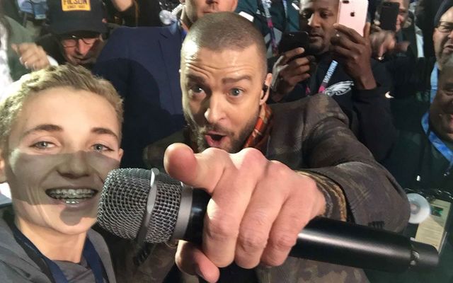 Un adolescent a devenit celebru după ce Justin Timberlake s-a fotografiat cu el la Super Bowl