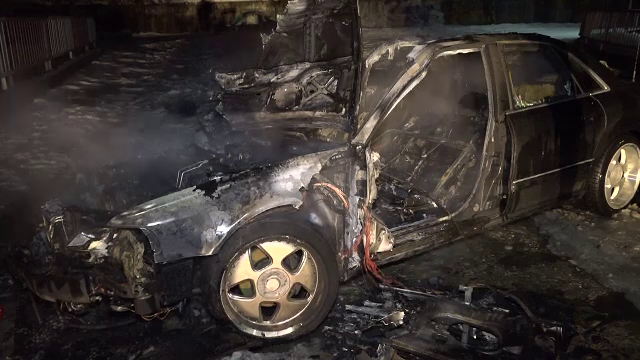 O mașină a luat foc, în timp ce șoferul făcea drifturi în zăpadă, în Argeș