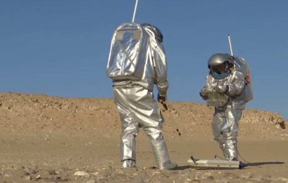 Cercetătorii testează în deșertul Oman costume spațiale și vehicule necesare unei misiuni pe Marte