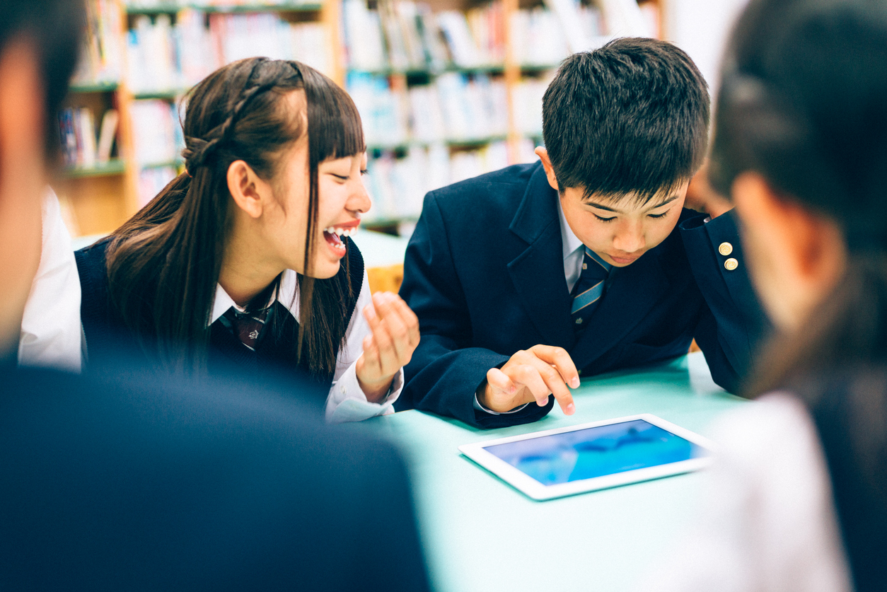 O școală publică din Japonia a impus elevilor uniforme Armani. Decizia, discutată în Parlament