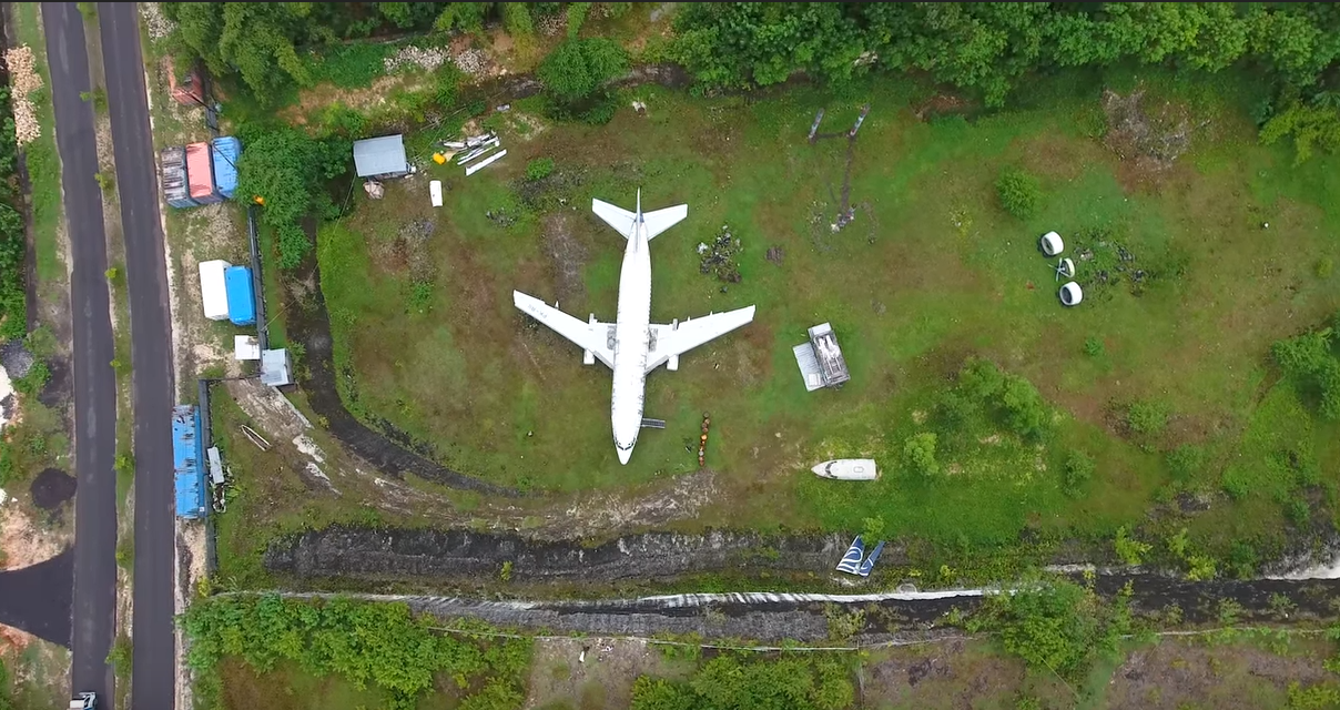 Avion misterios, abandonat pe un câmp din Bali. Nimeni nu știe cum a ajuns acolo