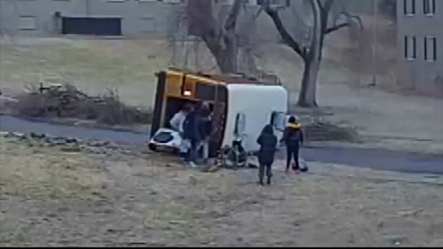 Un autobuz școlar s-a răsturnat pe o șosea alunecoasă în Missouri