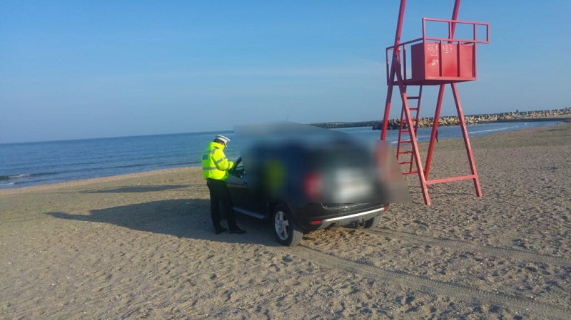 Un șofer a primit o amendă uriașă, după ce a intrat cu autoturismul pe plajă şi a rămas blocat în nisip