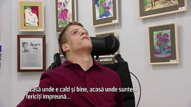 Un orfan cu paralizie cerebrală, printre cei mai populari artişti ruşi. Cum pictează