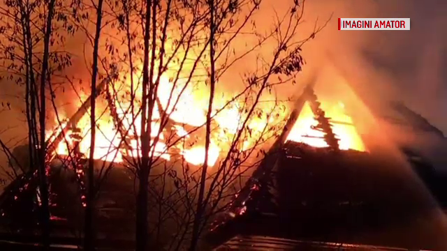 Incendiu violent la Muzeul Satului din Cluj. În timpul zilei în imobil funcţiona şi o grădiniţă