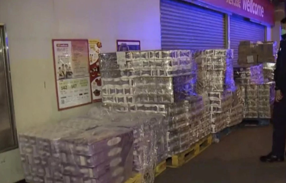 3 bărbați înarmați au furat dintr-un magazin din Hong-Kong 600 de role de hârtie igienică