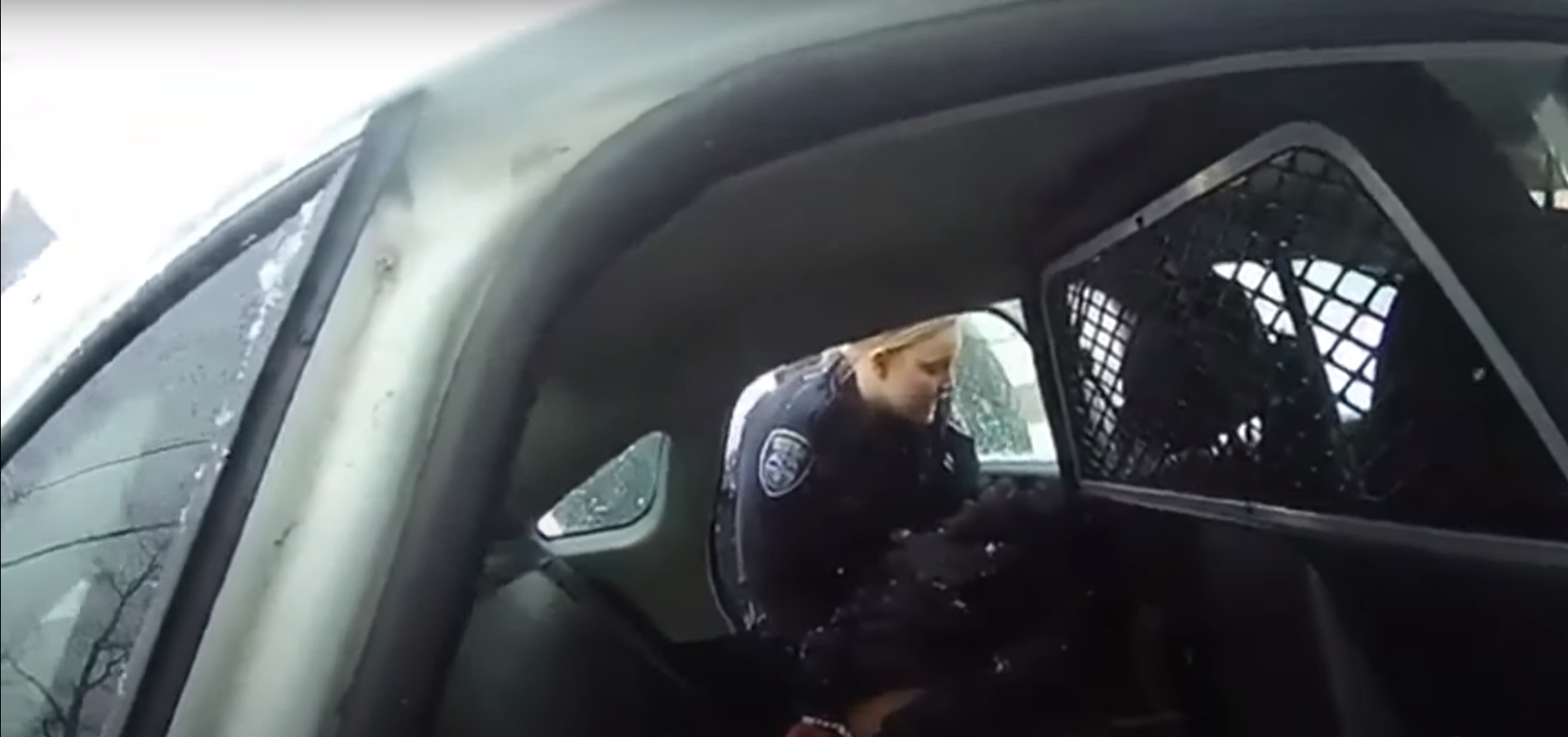 VIDEO: O fetiță de culoare a fost încătușată și agresată de polițiștii americani
