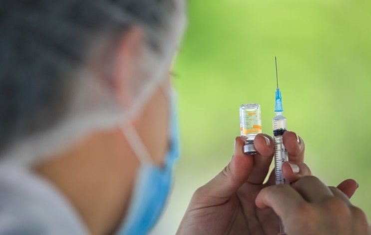 Studiu asupra combinării a două vaccinuri anti-Covid diferite la un pacient, inițiat în Marea Britanie