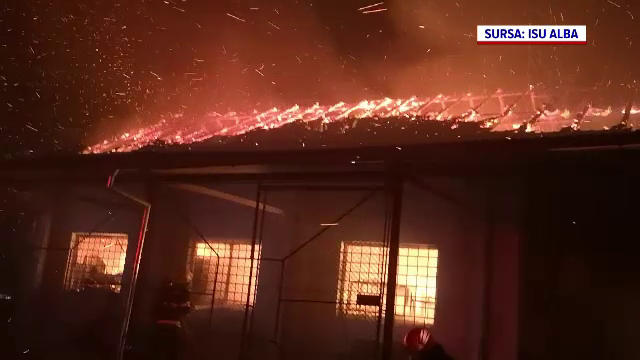 O hală din Alba Iulia, cuprinsă de flăcări uriașe. Ce se afla în clădire