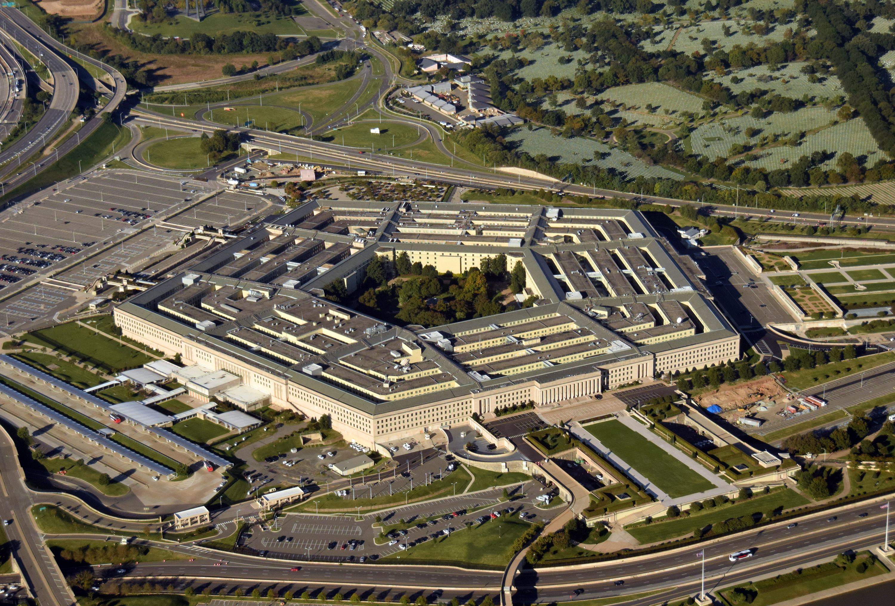 Alertă la Pentagon, din cauza unor împușcături. Surse CNN: Un ofițer de poliție a murit