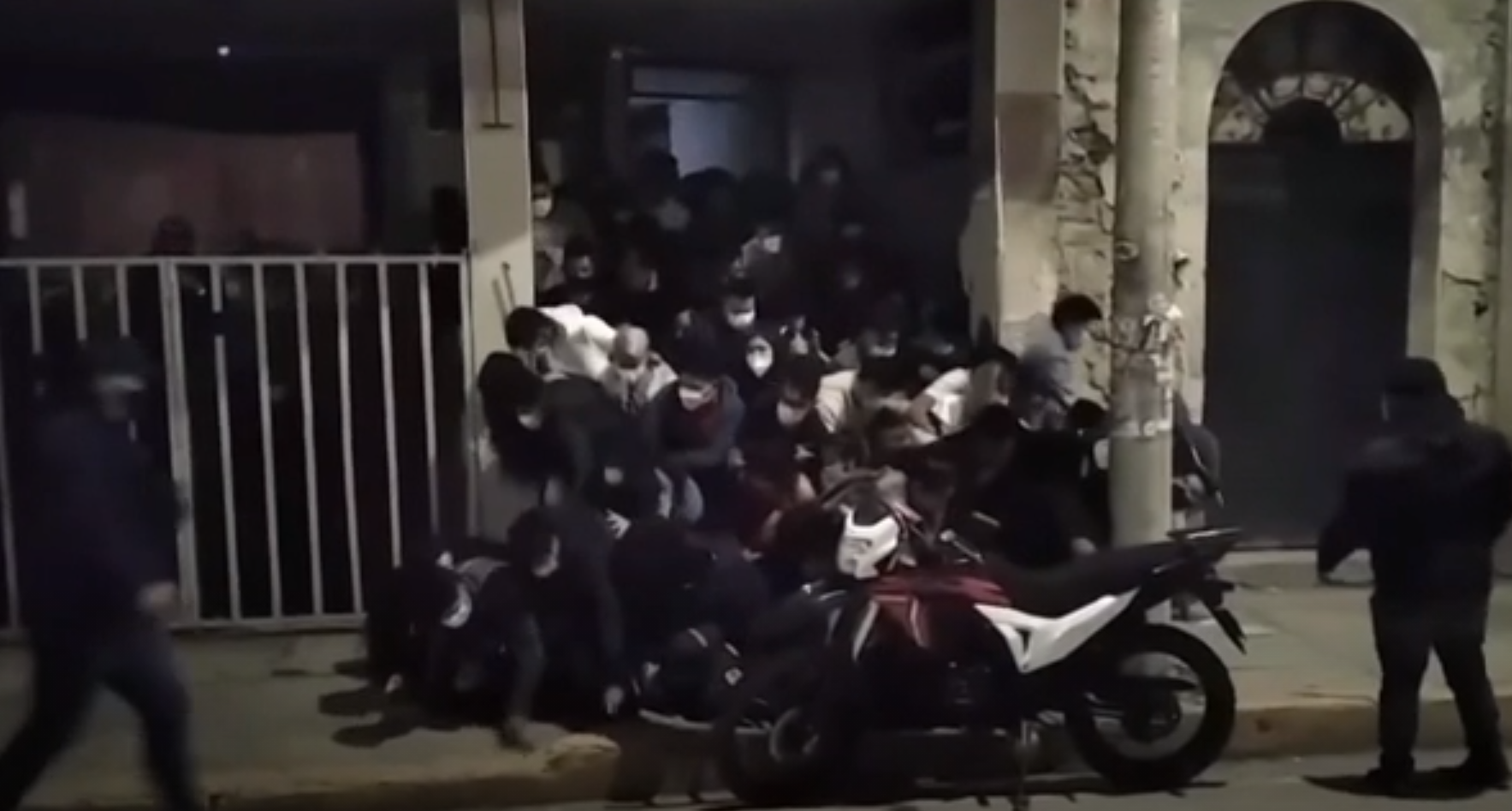 VIDEO. Peste 100 de persoane s-au călcat în picioare la ieșirea dintr-un club din Bolivia, în urma unui raid