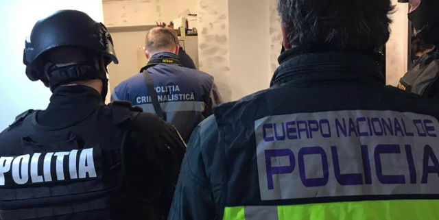 Polițiști români și ofițeri spanioli, descinderi în forță la Turda, la persoane bănuite de proxenetism, șantaj şi camătă