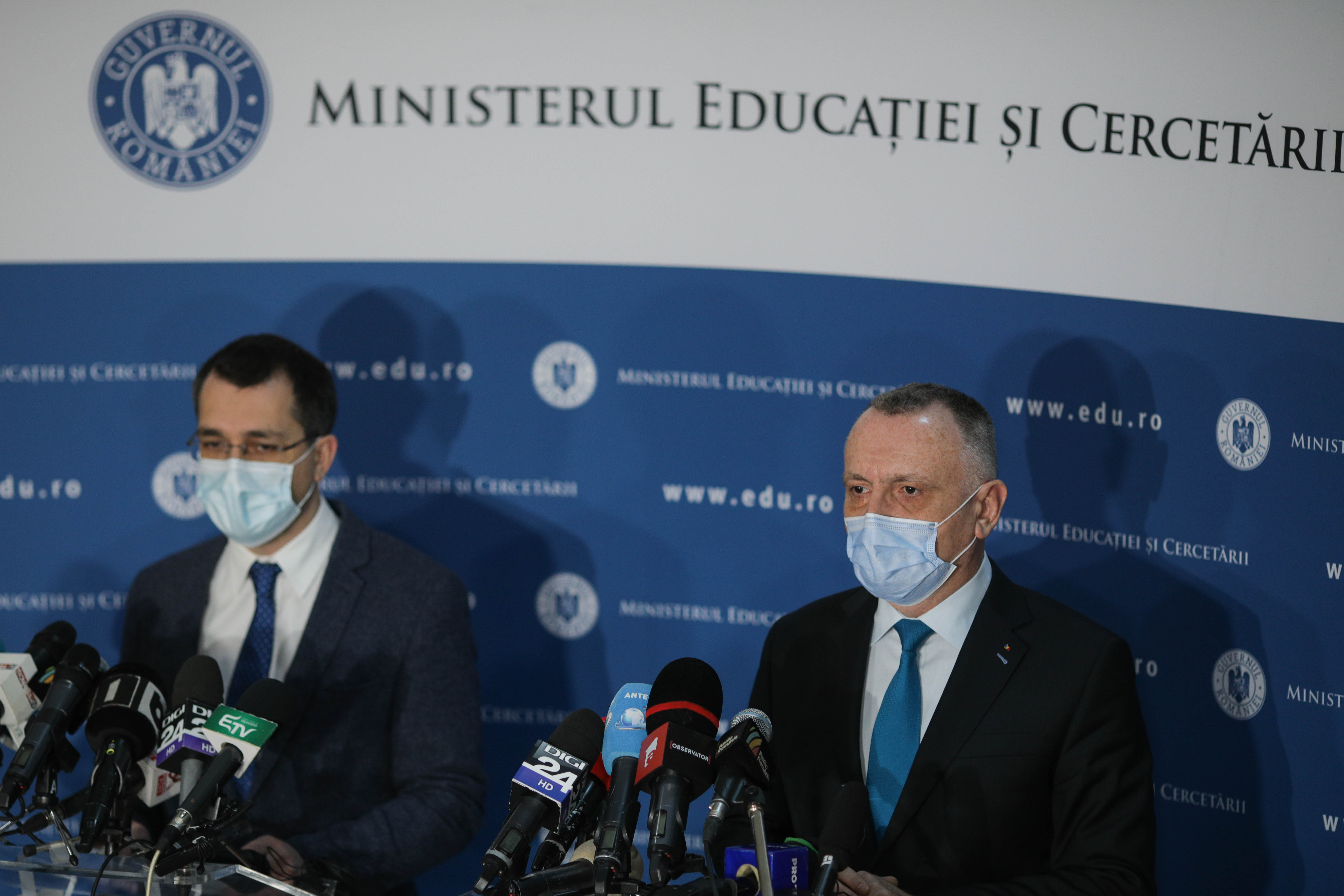Regulile întoarcerii la școală, explicate de miniștrii Vlad Voiculescu și Sorin Cîmpeanu