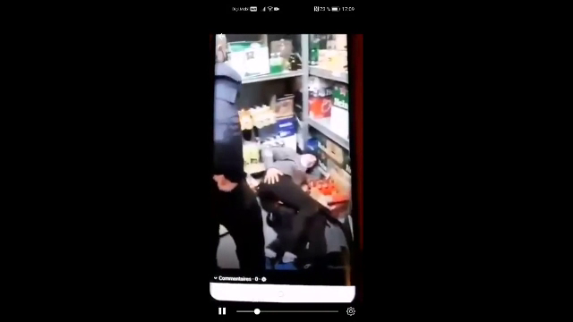 Un bărbat, snopit în bătaie de agenții de pază ai unui supermarket, care l-au prins la furat cașcaval