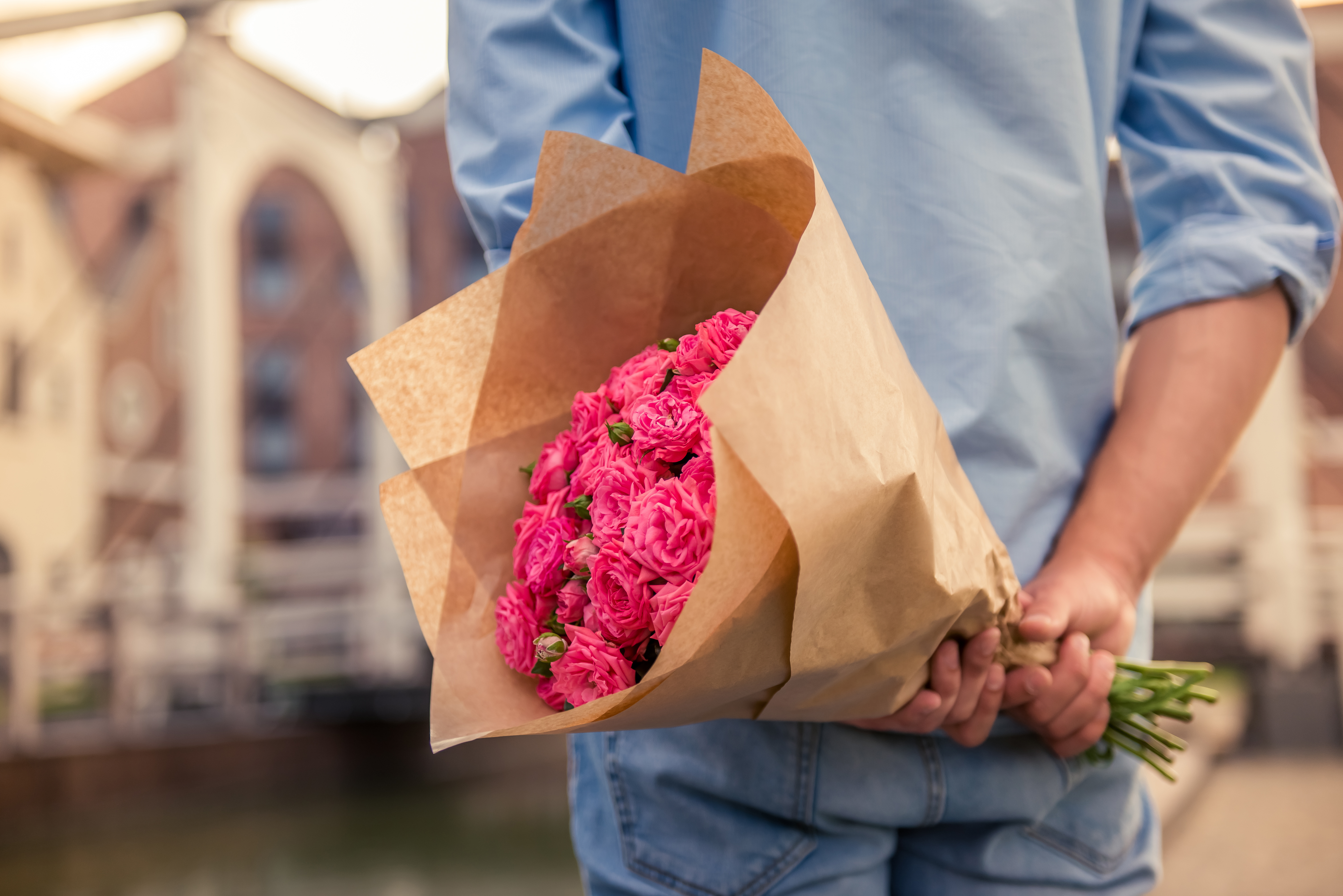 Un bărbat a fost arestat, după ce i-a trimis fostei iubite un buchet de trandafiri în care se afla o bombă: „A explodat”